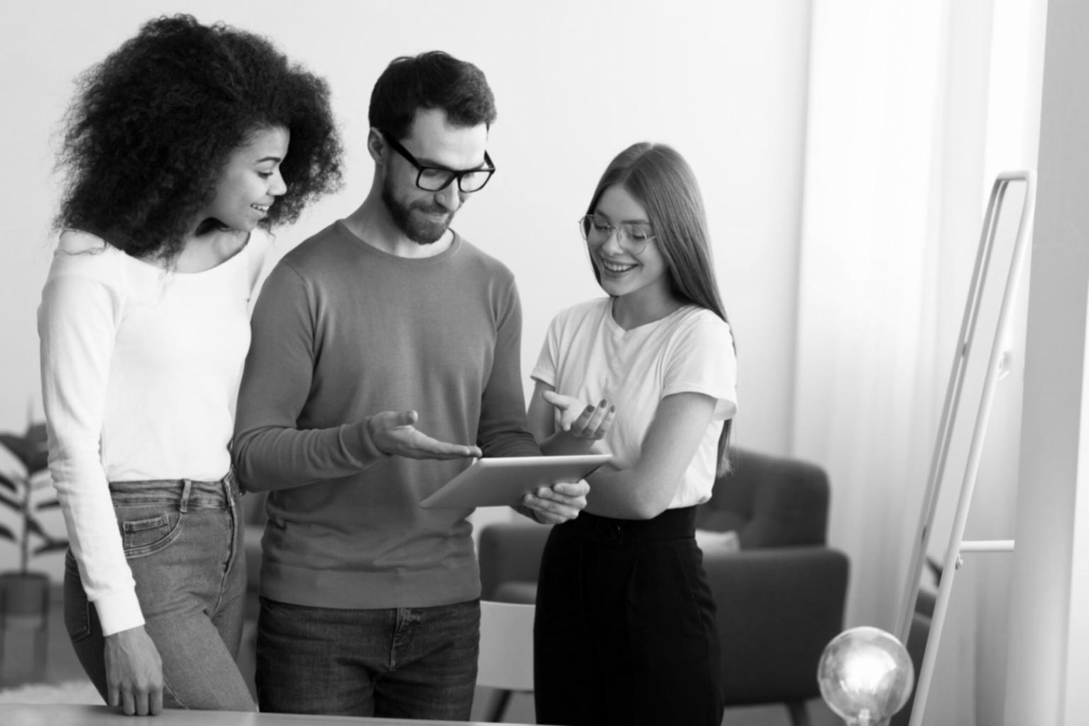 Équipe d'experts analysant les tendances du marché financier